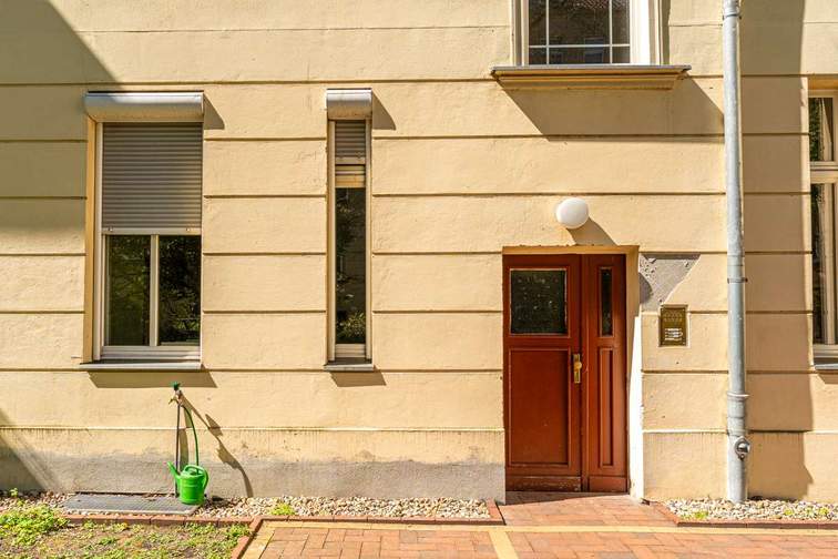 Entrance, side wing