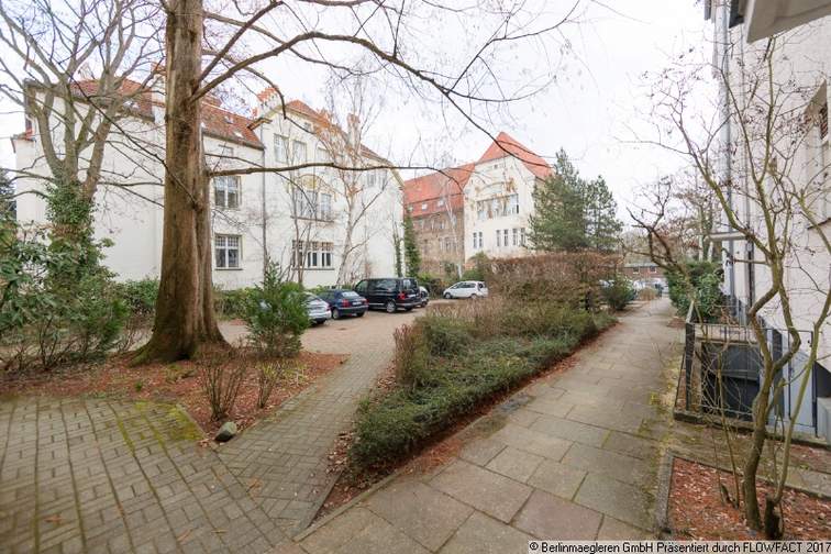 Vor dem Haus