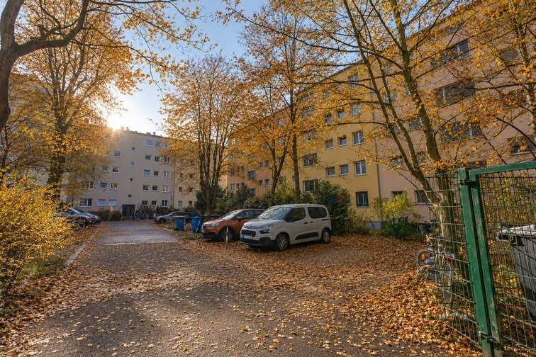Hof mit Parkplätzen