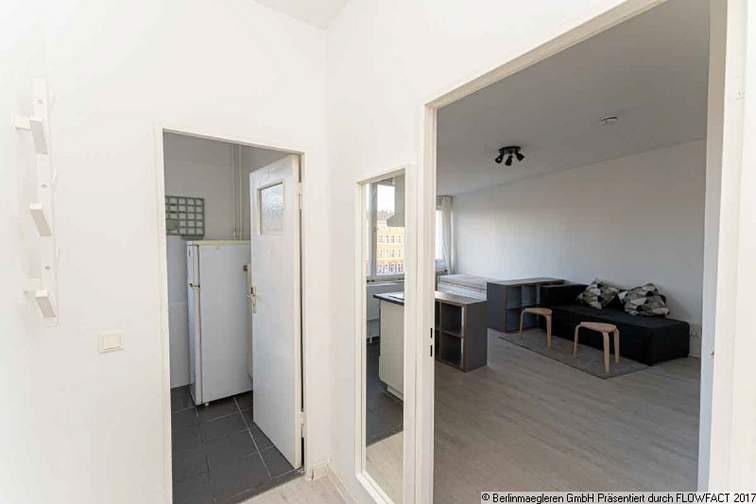 Flur, Blick in die Küche und ins Zimmer