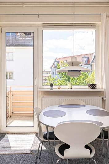 Wohnzimmer mit Balkonzugang
