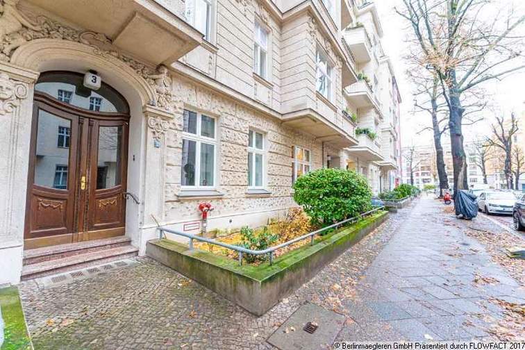Vor dem Haus