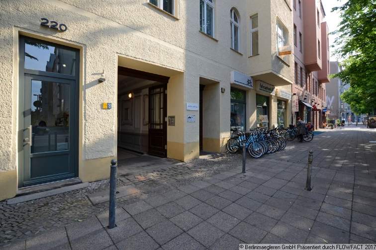 Vor dem Haus