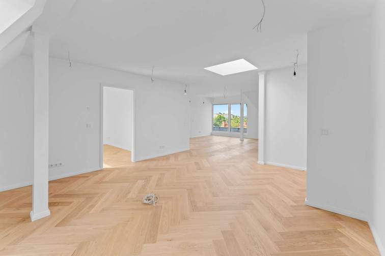 Wohnzimmer mit offener Küche