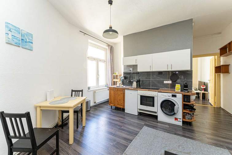 Wohnzimmer mit offener Küche