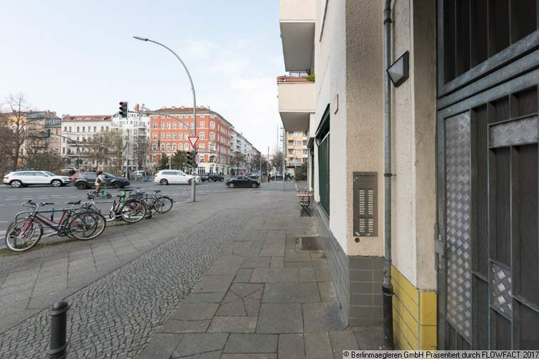 Vor dem Haus