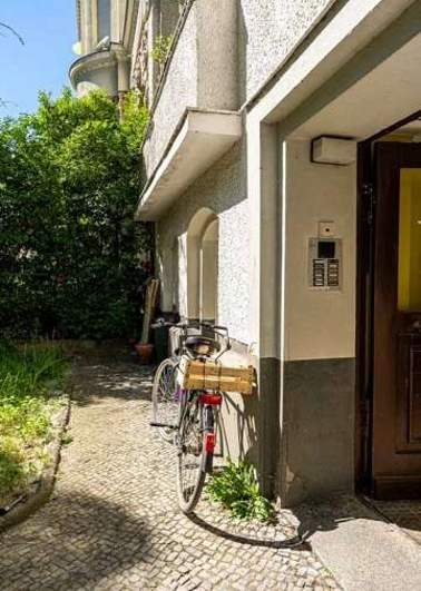 Vor dem Haus