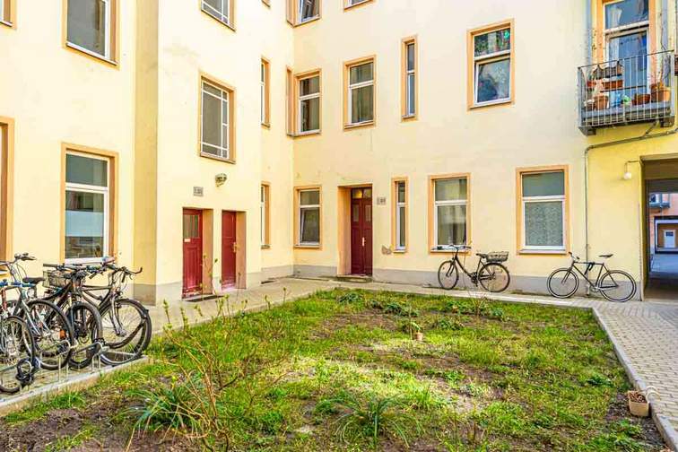 Courtyad side