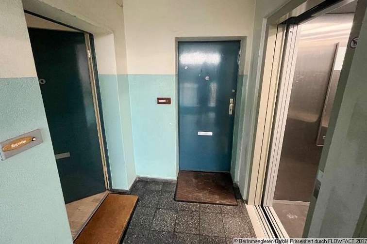 Wohnungseingang links, Aufz...