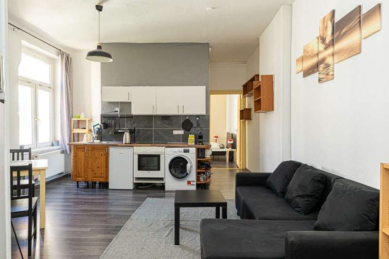 Wohnzimmer mit offener Küche