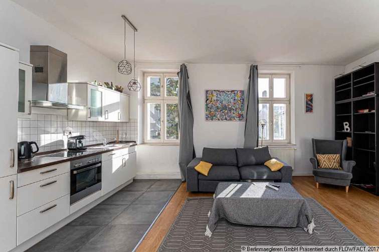 Wohnzimmer mit offener Küche