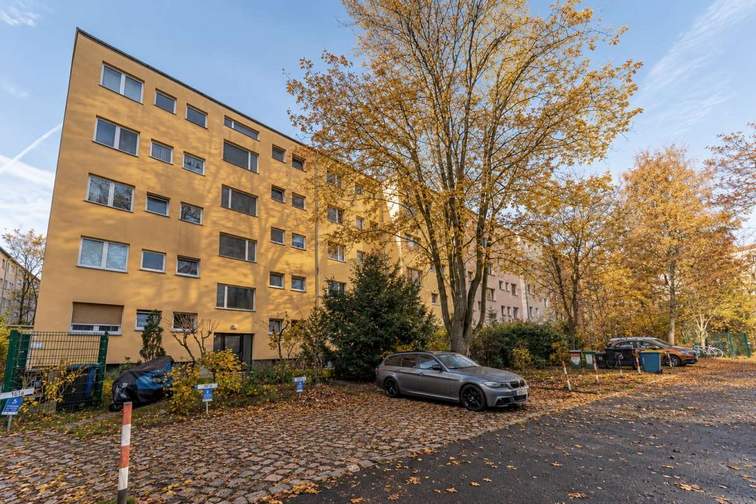 Hof mit Parkplätzen