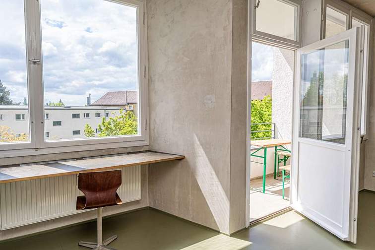 Wohnzimmer mit Balkonzugang
