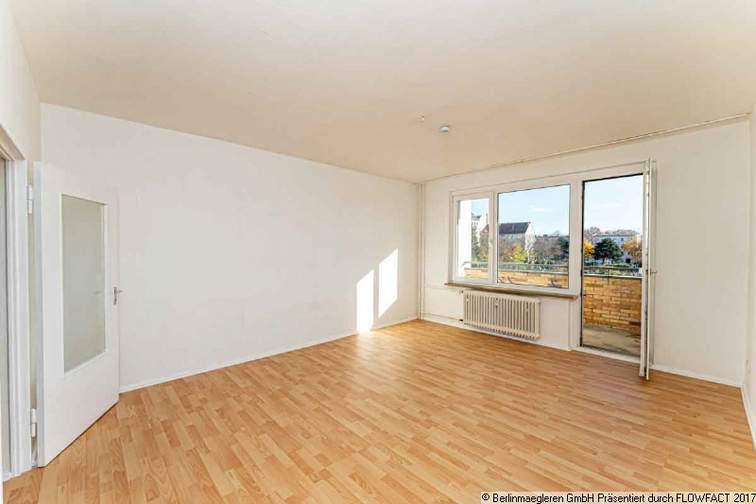 Wohnzimmer mit Balkonzugang