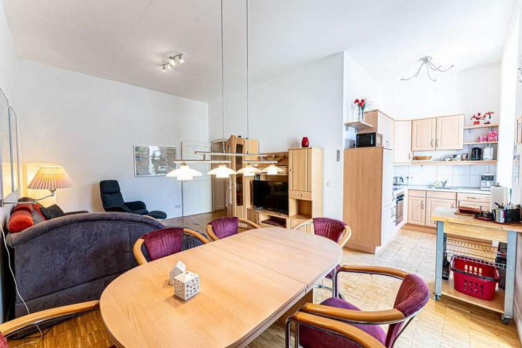 Wohnzimmer mit Blick zur Küche