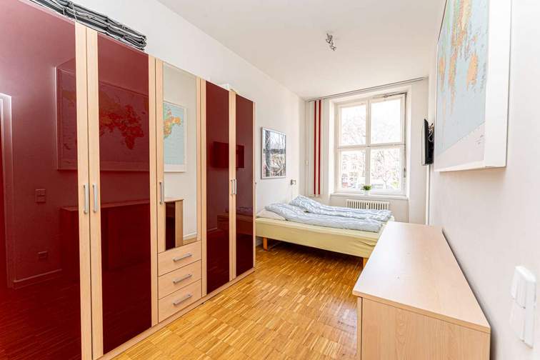 Schlafzimmer 1