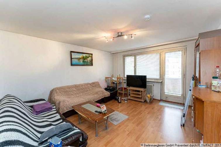 Wohnzimmer mit Balkonzugang