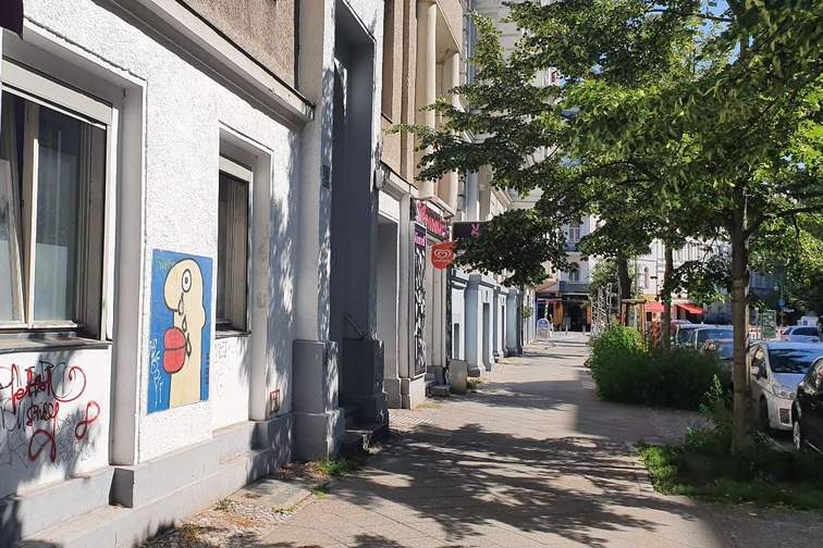 Vor dem Haus
