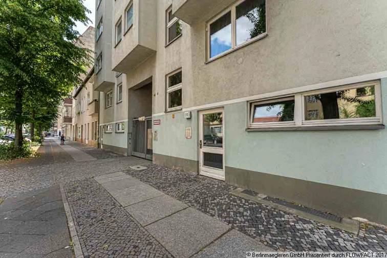 Vor dem Haus