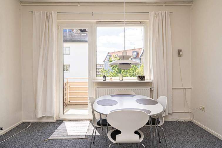 Wohnzimmer mit Balkonzugang