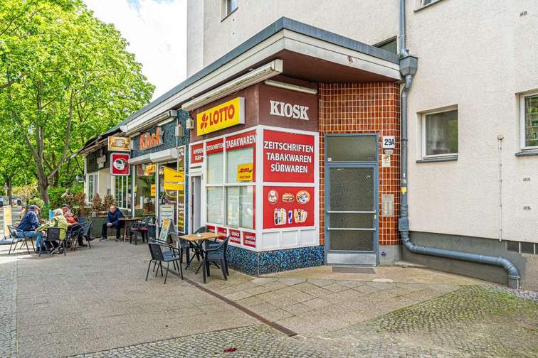Vor dem Haus