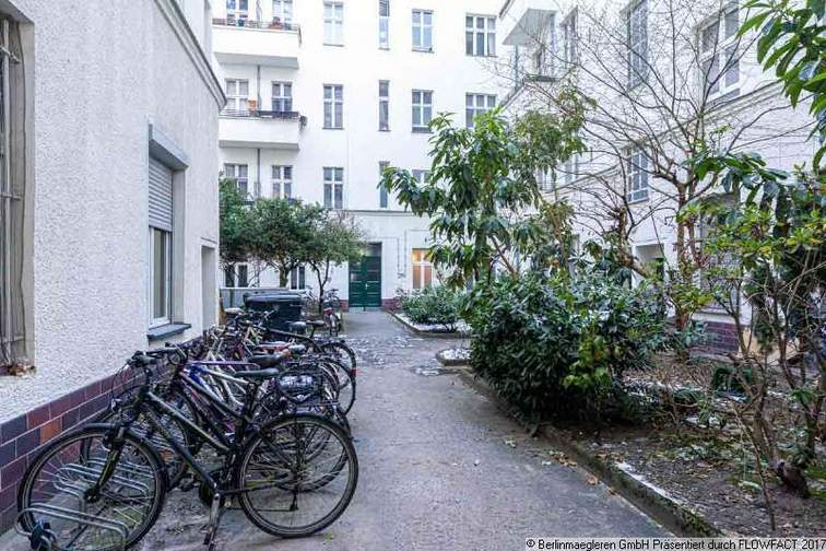 Hof mit Fahrradstellplätzen