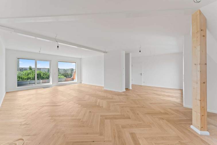 Wohnzimmer mit offener Küche