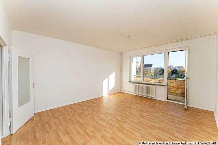 Wohnzimmer mit Balkonzugang