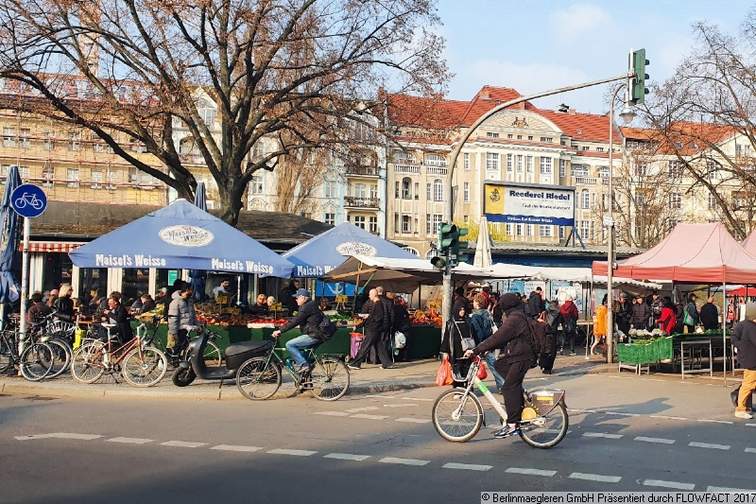 Umgebung mit beliebtem Wochenmarkt