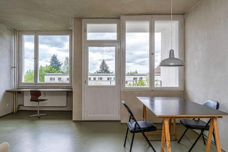 Zimmer mit Balkonzugang