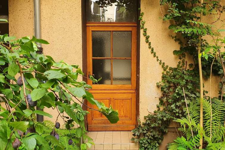Door to the side wing