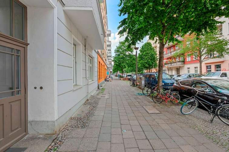 Vor dem Haus