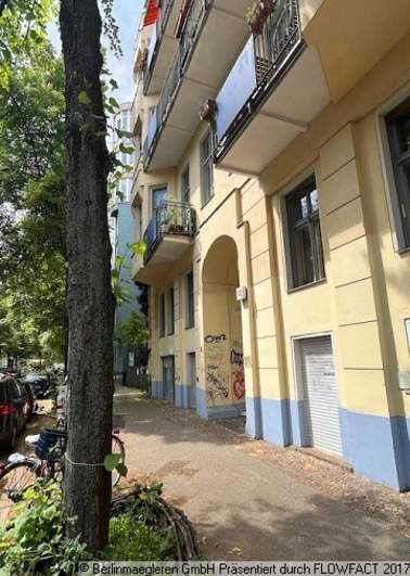 Vor dem Haus