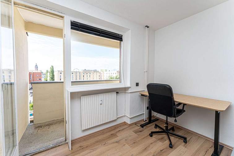 Room with access to the balcony
