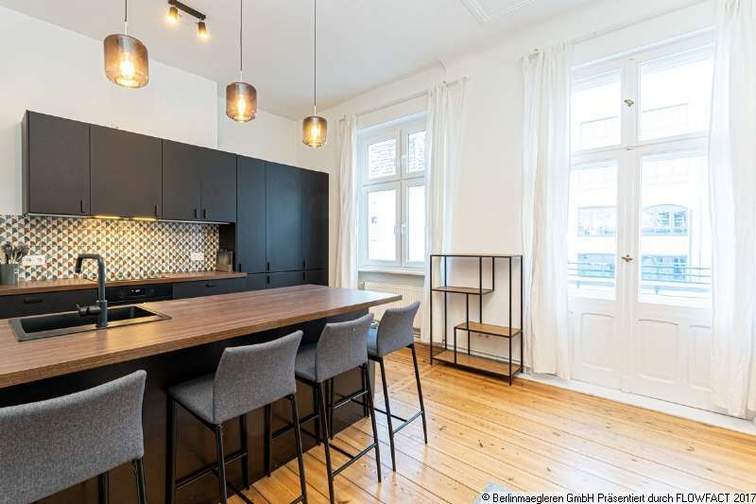 Wohnküche mit Balkonzugang