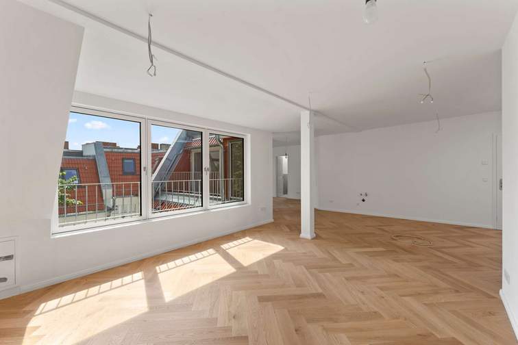 Wohnzimmer mit offener Küche