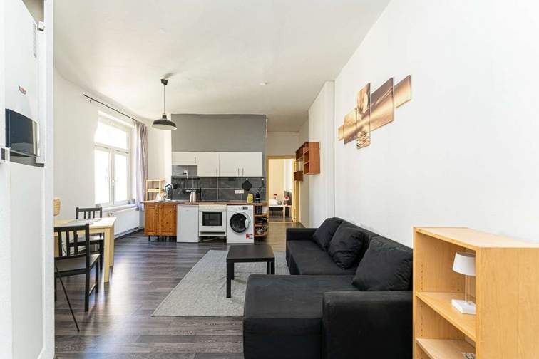 Wohnzimmer mit offener Küche