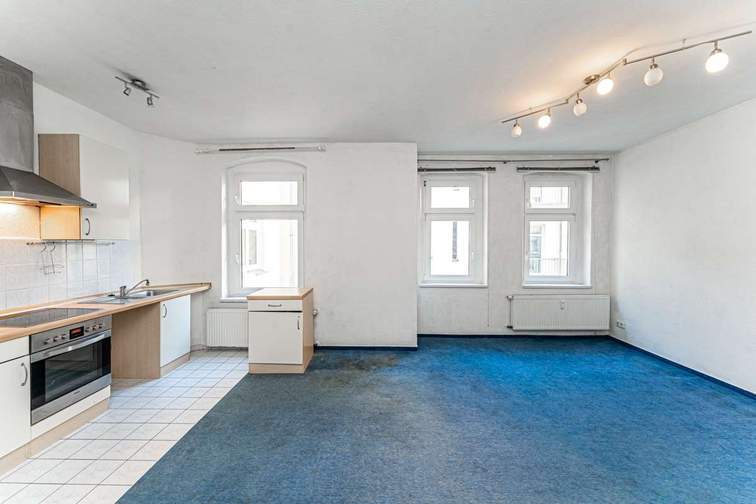 Wohnzimmer mit offener Küche