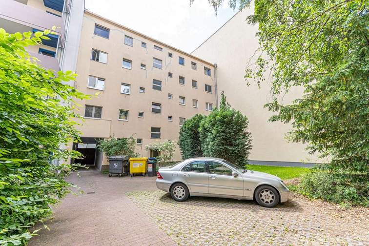 Hof mit Parkplätzen