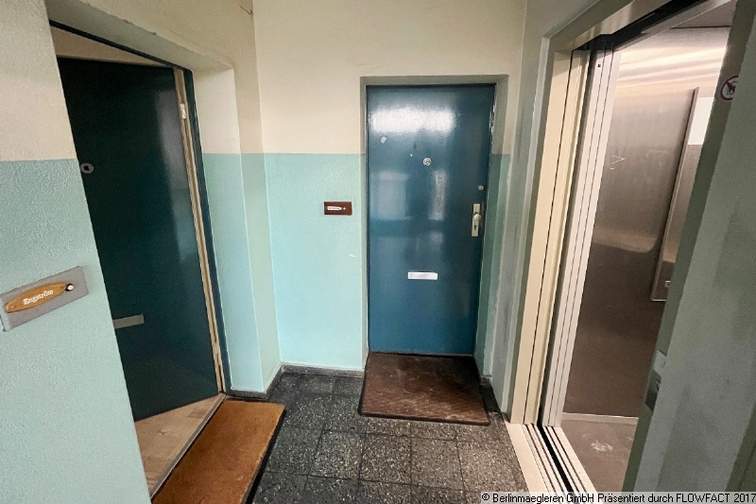 Wohnungseingang links, Aufzug gegenüber